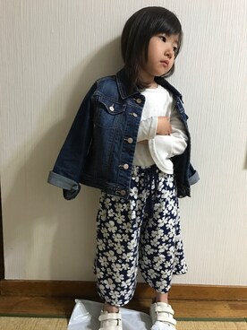 「花柄パンツ」｜「アイテム（デニムジャケット）」を使った、ゆあときどきのあさん（キッズ・100cm）の冬コーディネート