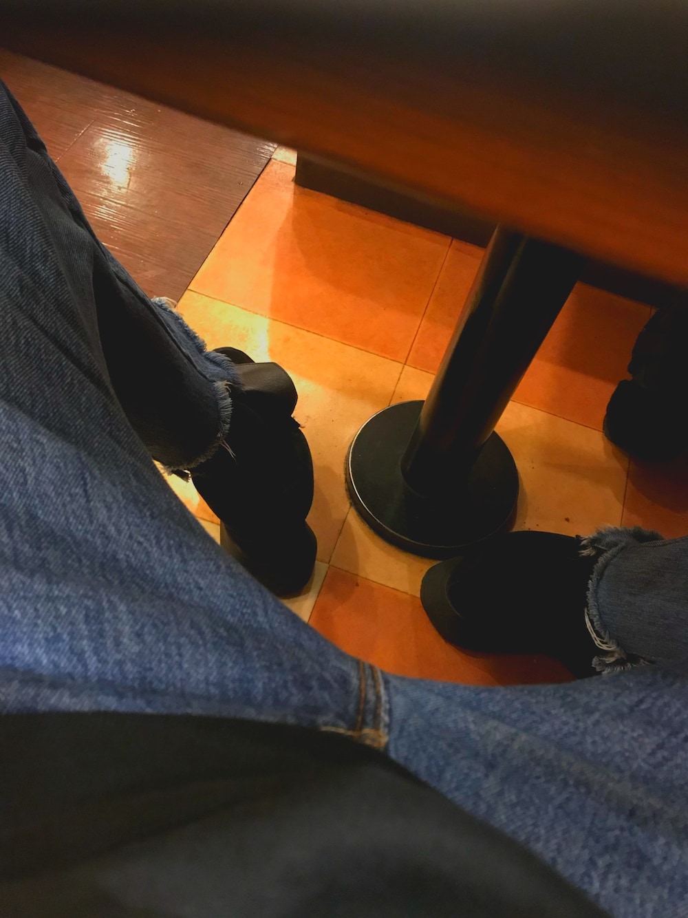 「vetements、demnagvasalia、luxe、PARIS、AW、デニム、ootd、高校生、シンプル、カジュアル」｜「Rick OwensのRICK OWENS 『RUNNER』スニーカー（スニーカー、ブラック系）」を使った、ruffさん（メンズ・174cm）の春コーディネートの1枚目の写真
