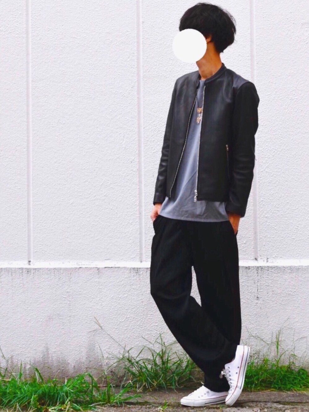 「秋のコーデ、シンプル、ライダース、ワイドパンツ、コンバース、シンプルスタイル、LIDnM」｜「HAREのTW2WAYプルオーバー(HARE)（Tシャツ/カットソー、グレー系）」を使った、とっしーさん（メンズ・184cm）の夏コーディネートの1枚目の写真