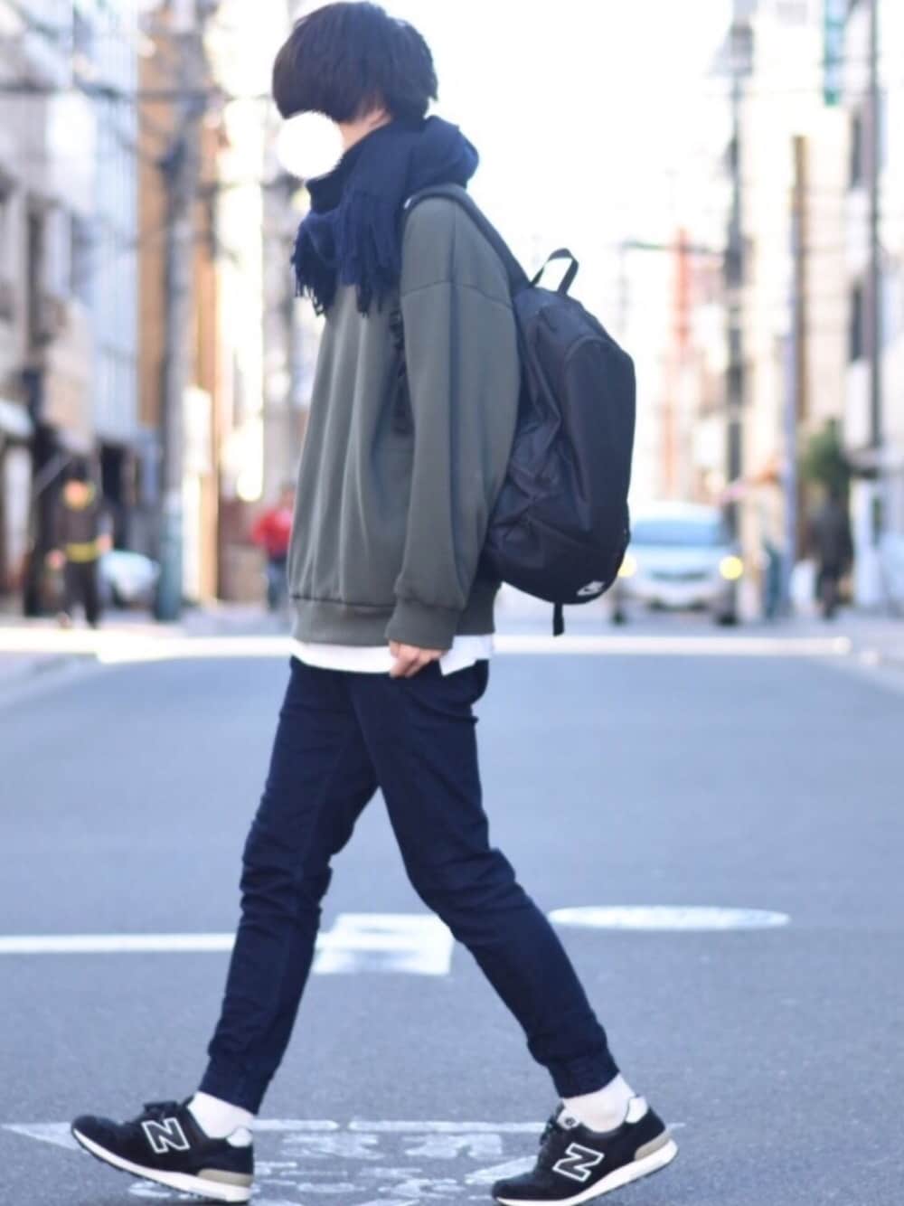 「シンプルコーデ、ゆるコーデ、マフラー、ジョガーパンツ、スウェット、2017年WEAR納め、大晦日」｜「MONKEY TIMEの＜monkey time＞ BACK SHAGGY CREW/スウェット（スウェット、グリーン系）」を使った、とっしーさん（メンズ・184cm）の冬コーディネートの1枚目の写真