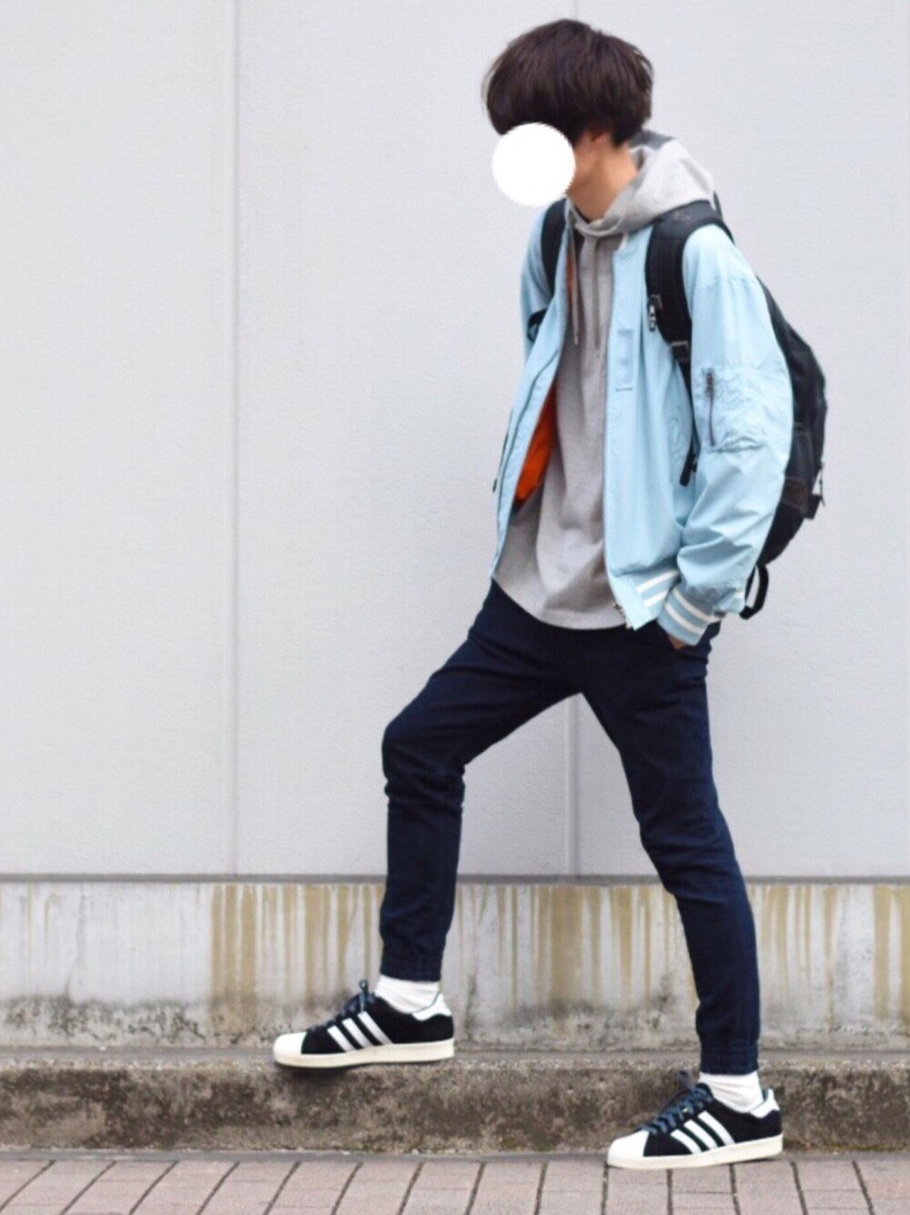 「春コーデ、シンプルコーデ、水色、ブルゾン、ブルゾン×パーカー、パーカー、ジョガーパンツ、adidas、スタンスミス」｜「GUのアイテム（ブルゾン、ブルー系）」を使った、とっしーさん（メンズ・184cm）の冬コーディネートの1枚目の写真