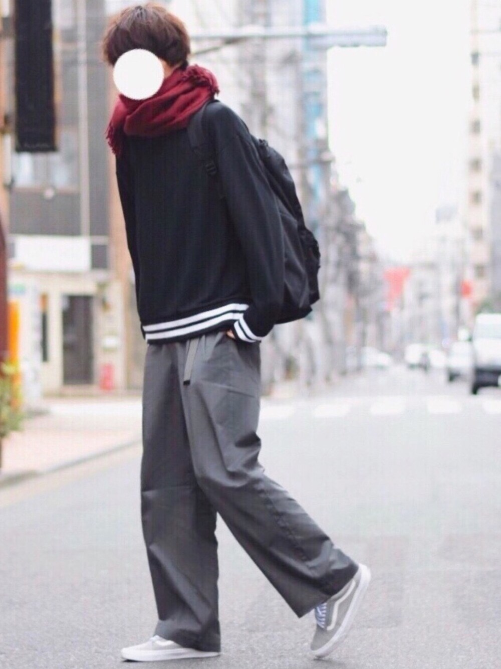 「ゆるコーデ、スウェット、ワイドパンツ、グレーパンツ、春コーデ」｜「kutirのLINE RIB SWEAT / ラインリブ裏毛プルオーバー（スウェット、ブラック系）」を使った、とっしーさん（メンズ・184cm）の春コーディネートの1枚目の写真