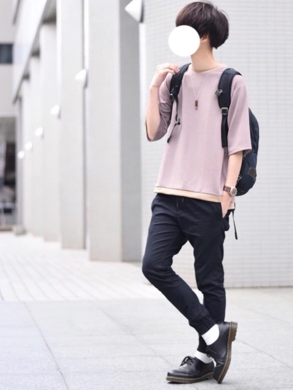「春夏コーデ、カジュアルコーデ、コラボ、とっしー×CASPER JOHN、バイカラー、ジョガーパンツ、シンプル、ゆるコーデ、ラフ」｜「CASPER JOHNのとっしー×CASPER JOHN　ハーフスリーブバイカラーカットソー（Tシャツ/カットソー、ブラウン系）」を使った、とっしーさん（メンズ・184cm）の春コーディネートの1枚目の写真