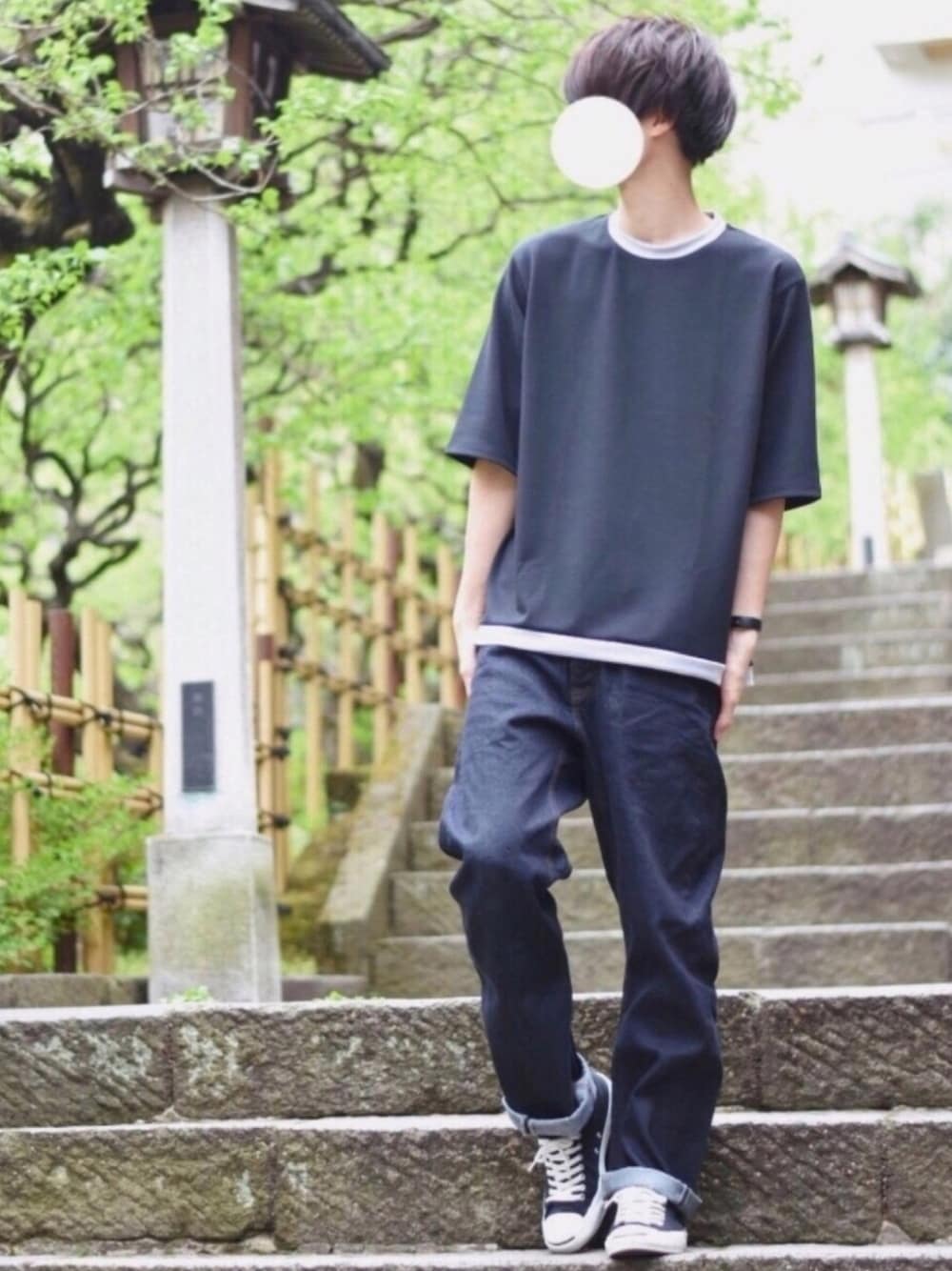「春コーデ、とっしー×CASPER JOHN、コラボ、バイカラー、カットソー、デニムパンツ、デニム、シンプルコーデ、ラフ」｜「CASPER JOHNのとっしー×CASPER JOHN　ハーフスリーブバイカラーカットソー（Tシャツ/カットソー、ブラック系）」を使った、とっしーさん（メンズ・184cm）の春コーディネートの1枚目の写真