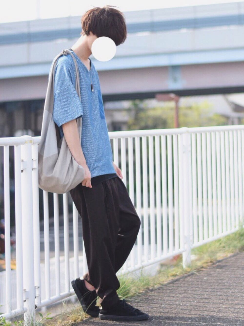 「夏、ゆるコーデ、ビッグT、水色、プルオーバー、ワイドパンツ、テーパードパンツ、よそいき、シンプルコーデ、オーバーサイズ」｜「sneeuwのアイテム（Tシャツ/カットソー、ブルー系）」を使った、とっしーさん（メンズ・184cm）の春コーディネートの1枚目の写真