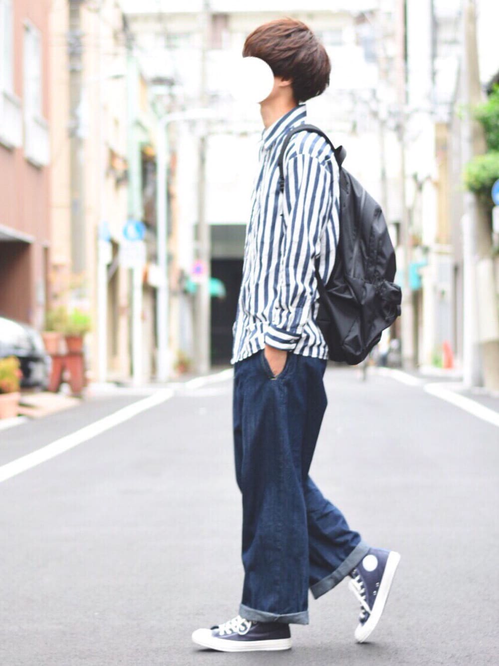 「シンプル、ゆるコーデ、シャツスタイル、ストライプシャツ、ワイドデニム、ワイドパンツ、デニム、オールスターハイカット、stussy、カジュアルコーデ」｜「EMMA CLOTHESのコットンストライプシャツ(Oversized Stripe Shirts)（シャツ/ブラウス、ブルー系）」を使った、とっしーさん（メンズ・184cm）の春コーディネートの1枚目の写真