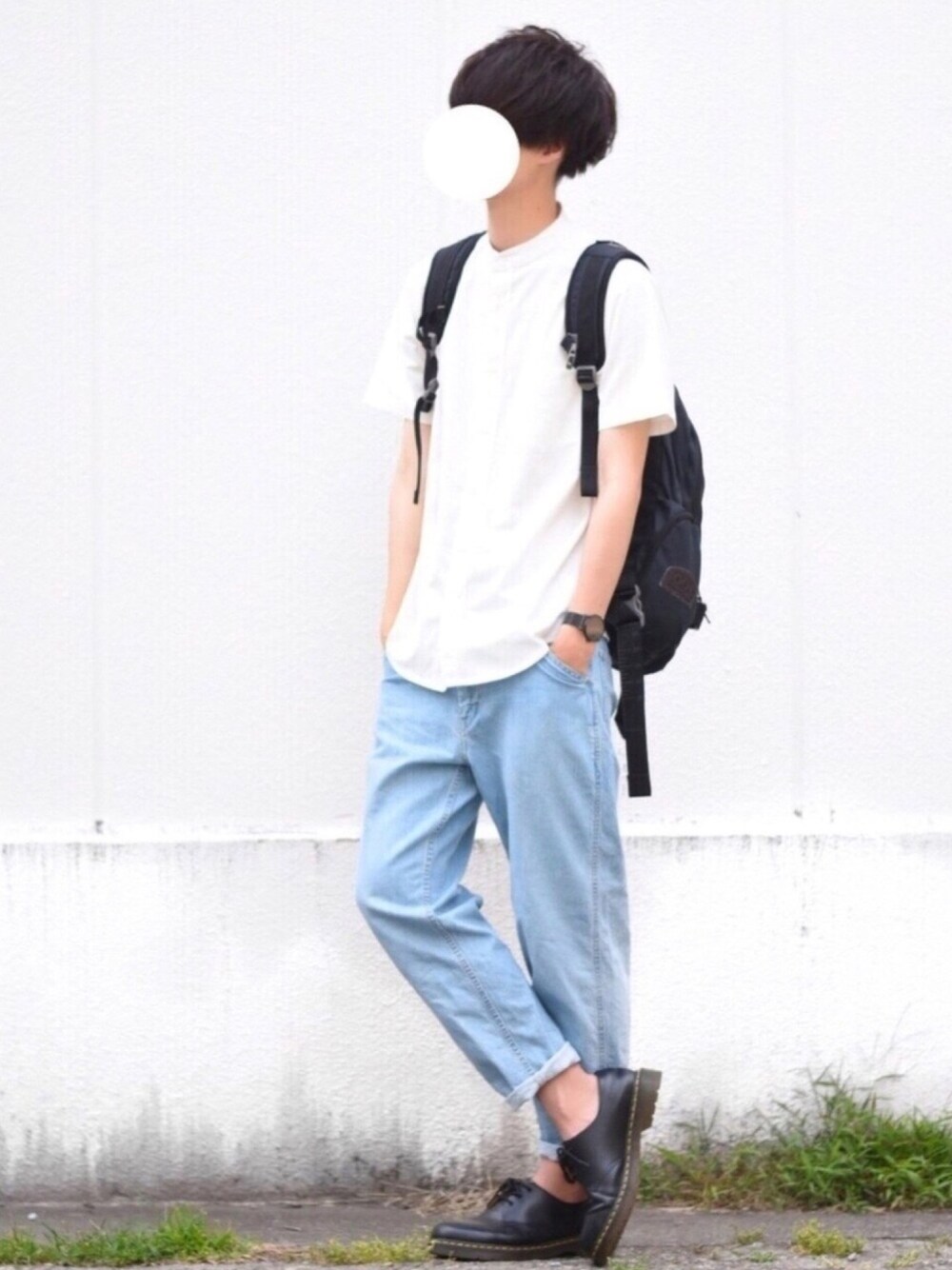 ホワイト系のシャツ/ブラウス、ブルー系のデニムパンツ、ブラック系のその他シューズを着用したメンズの夏コーディネートの1枚目の写真