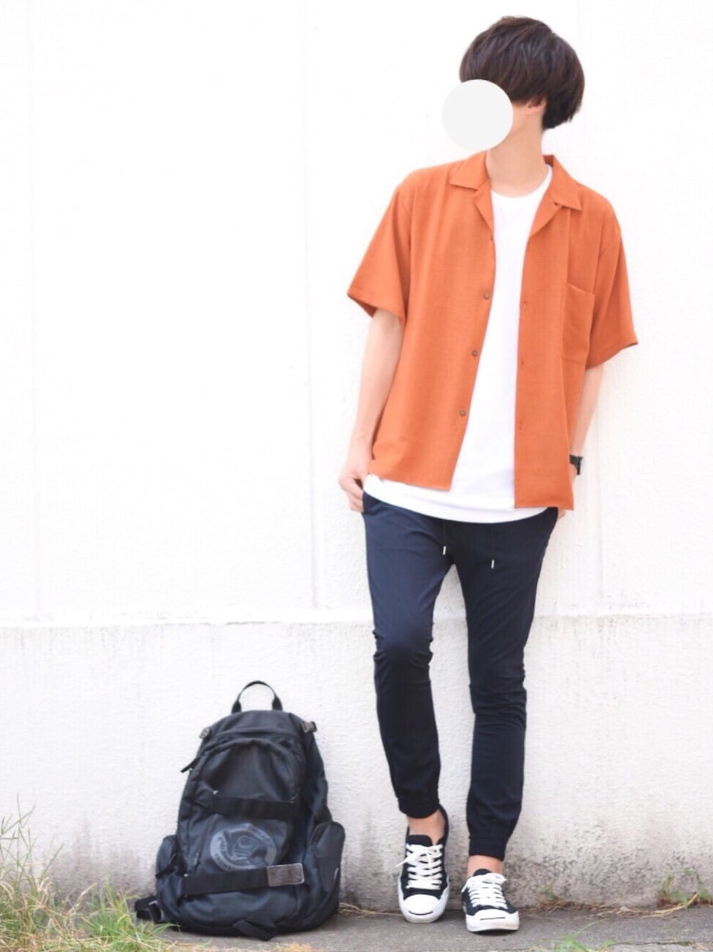 ブラウン系のシャツ/ブラウス、ホワイト系のTシャツ/カットソー、ブルー系のその他パンツを着用したメンズの夏コーディネートの1枚目の写真