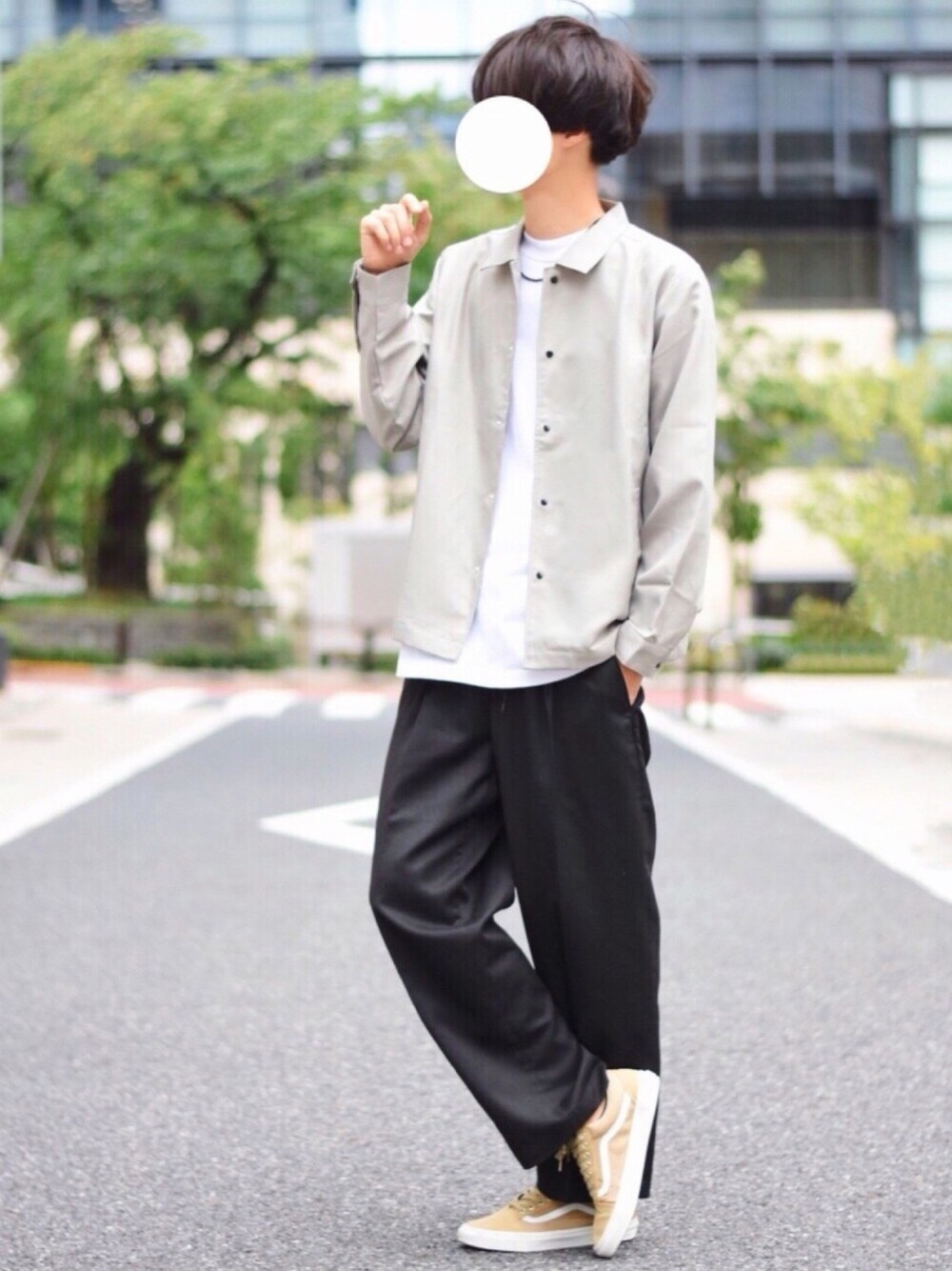 「シンプル、秋服準備はじめました、コーチジャケット、ワイドパンツ、ワイドスラックス、オールドスクール、ゆるコーデ」｜「DOOPZのDOOPZ コーチジャケット（ブルゾン、グレー系）」を使った、とっしーさん（メンズ・184cm）の秋コーディネートの1枚目の写真