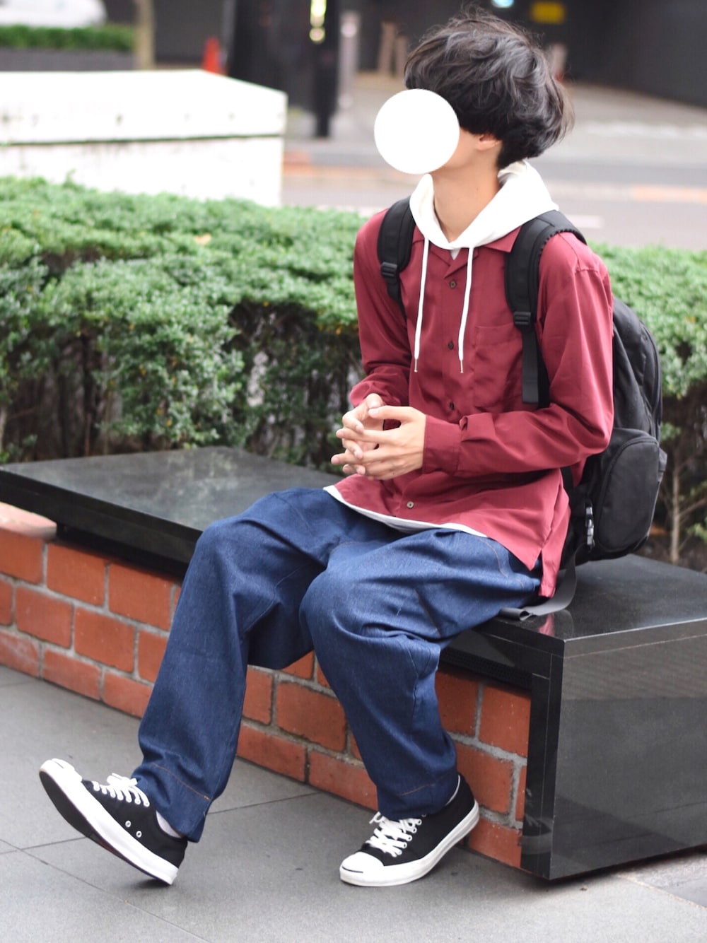 「秋、シンプルコーデ、オープンカラーシャツ、パーカー、デニムパンツ、コンバース、ゆるコーデ」｜「DOOPZのDOOPZ オープンカラーシャツ（シャツ/ブラウス、レッド系）」を使った、とっしーさん（メンズ・184cm）の秋コーディネートの1枚目の写真
