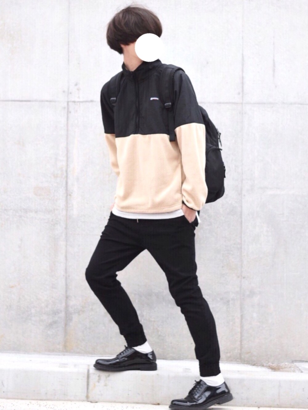 ベージュ系のブルゾン、グレー系のTシャツ/カットソー、ブラック系のその他パンツを着用したメンズの秋コーディネートの1枚目の写真