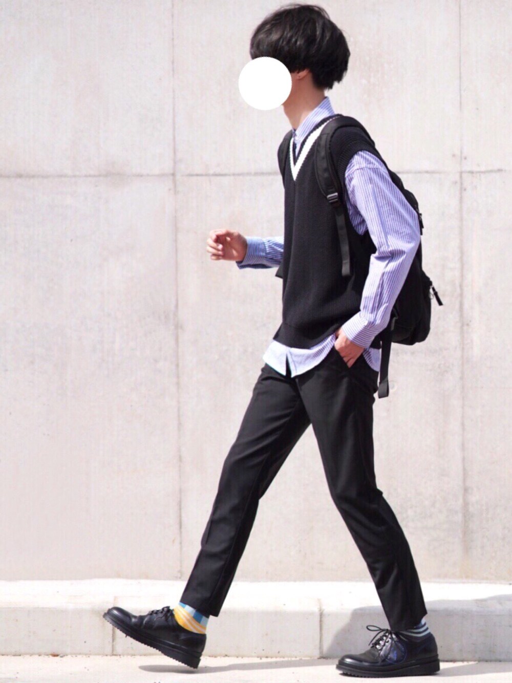 「シンプル、春、ニットベスト」｜「MONKEY TIMEの＜monkey time＞ TC AZE TILDEN VEST/チルデンベスト（ベスト、ブラック系）」を使った、とっしーさん（メンズ・184cm）の春コーディネートの1枚目の写真