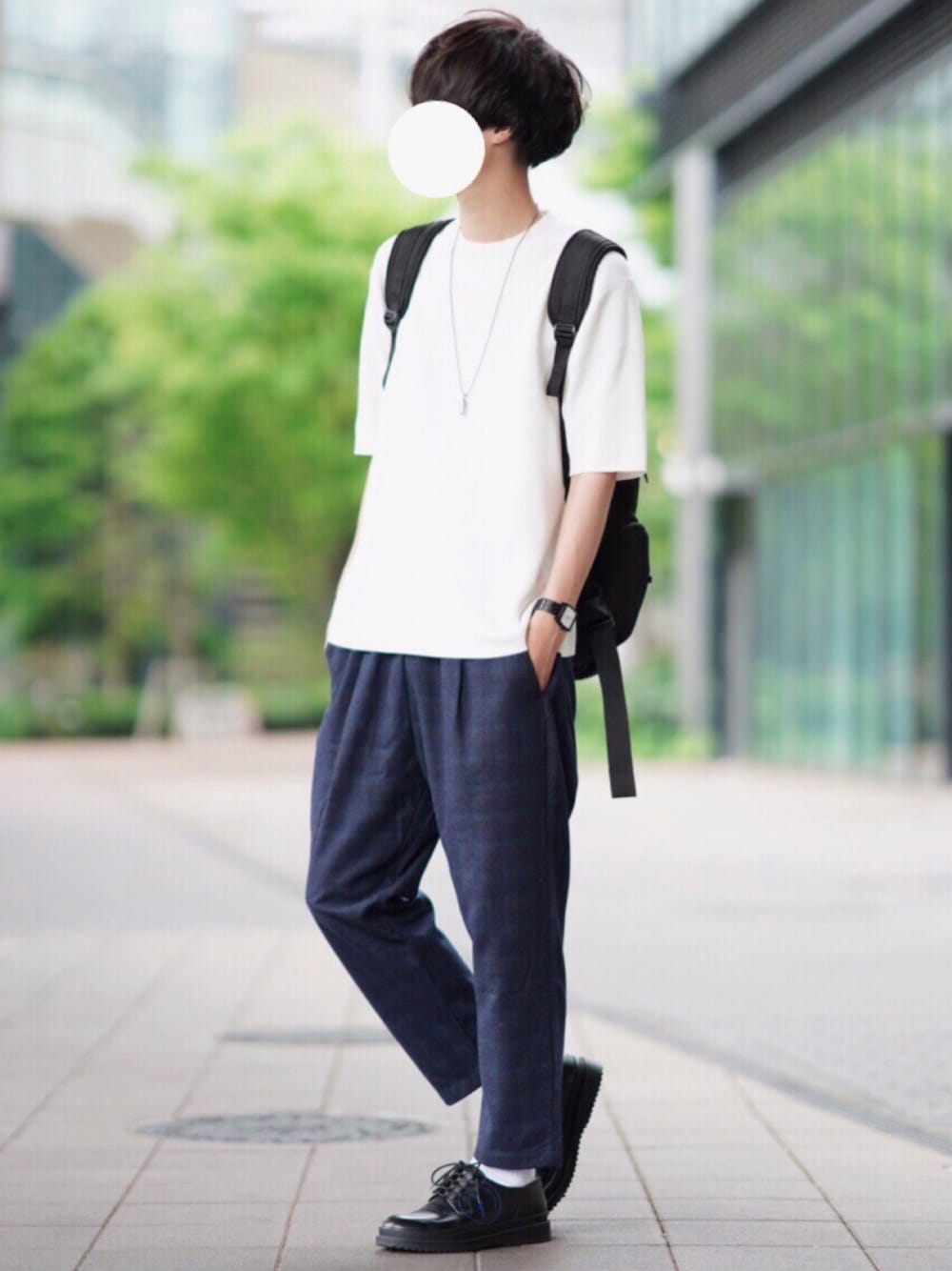 「令和、UNIQLO U、サマーニット、チェックパンツ、チェック、イージーパンツ、シンプル、ゆるコーデ、夏コーデ」｜「UNIQLO Uのミラノリブクルーネックセーター（ニット/セーター、ホワイト系）」を使った、とっしーさん（メンズ・184cm）の春コーディネートの1枚目の写真