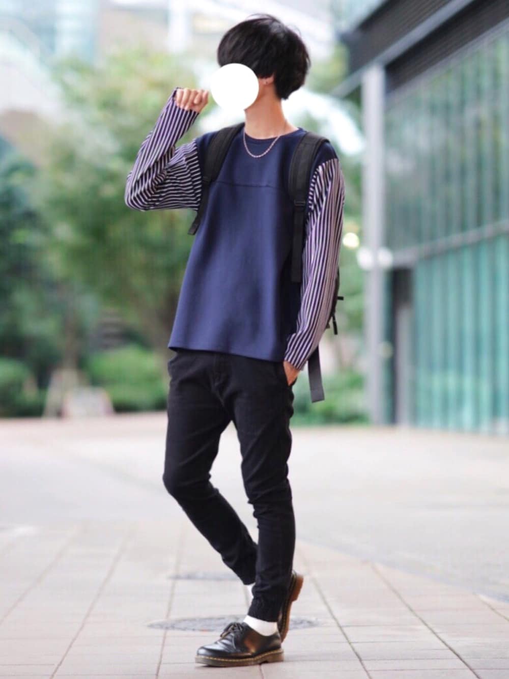 ブルー系のTシャツ/カットソー、ブラック系のその他パンツ、ブラック系のブーツを着用したメンズの夏コーディネートの1枚目の写真