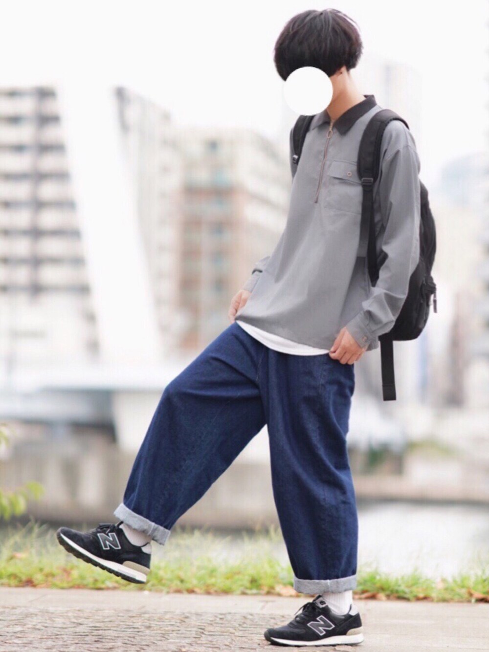 「シンプル、秋コーデ、シャツスタイル、リングジップ、レトロ、ワイドパンツ、ワイドデニム、デニムパンツ、ニューバランス、カジュアル」｜「DOOPZのリングジップポケットレトロシャツ（シャツ/ブラウス、グレー系）」を使った、とっしーさん（メンズ・184cm）の秋コーディネートの1枚目の写真