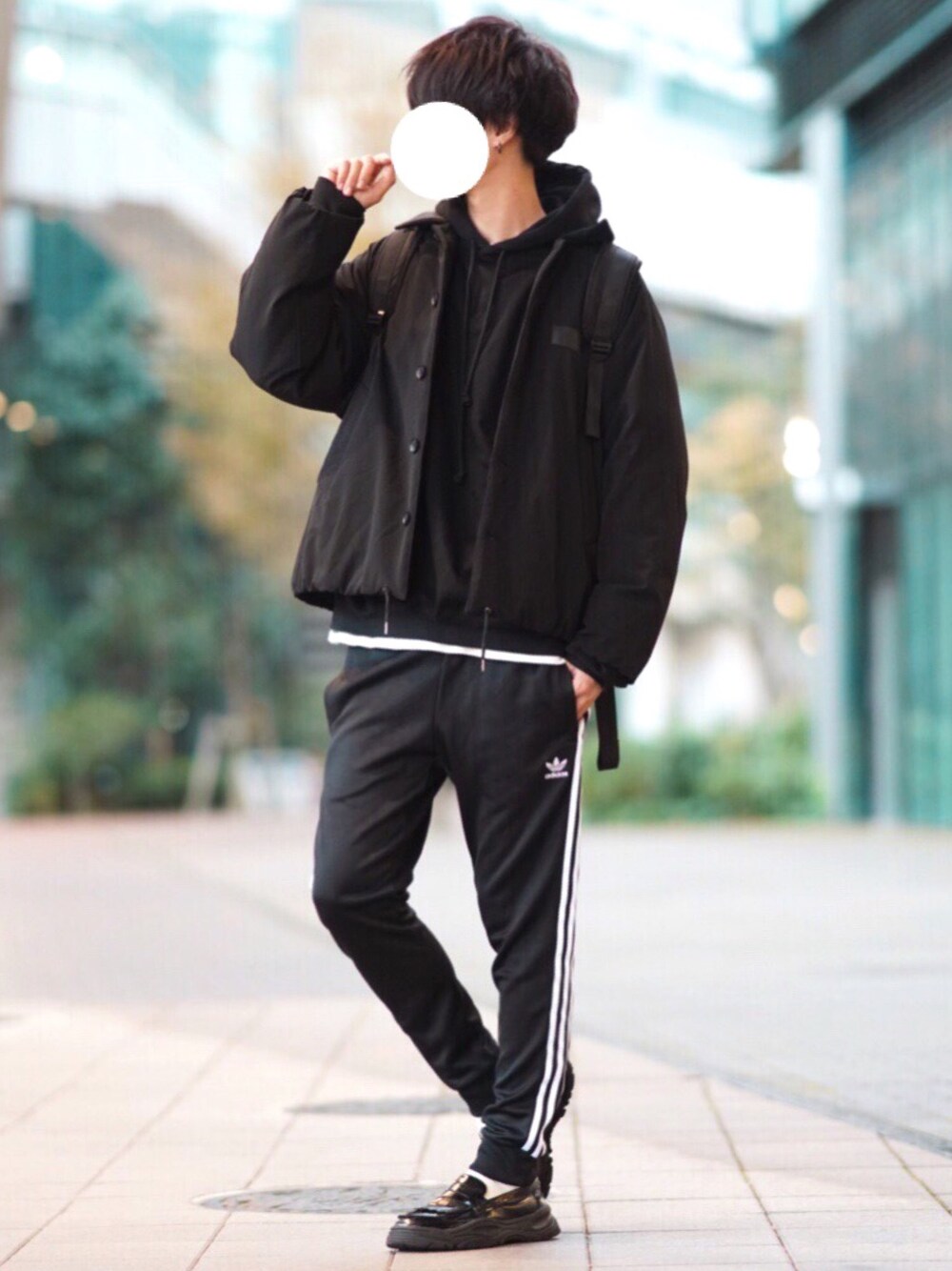 「冬、大人カジュアル、ダウンジャケット、ブルゾン、adidas、トラックパンツ、ローファー、ブラック、オーバーサイズ」｜「DOOPZのDOOPZ　バレルダウンブルゾン（ダウンジャケット/コート、ブラック系）」を使った、とっしーさん（メンズ・184cm）の秋コーディネートの1枚目の写真