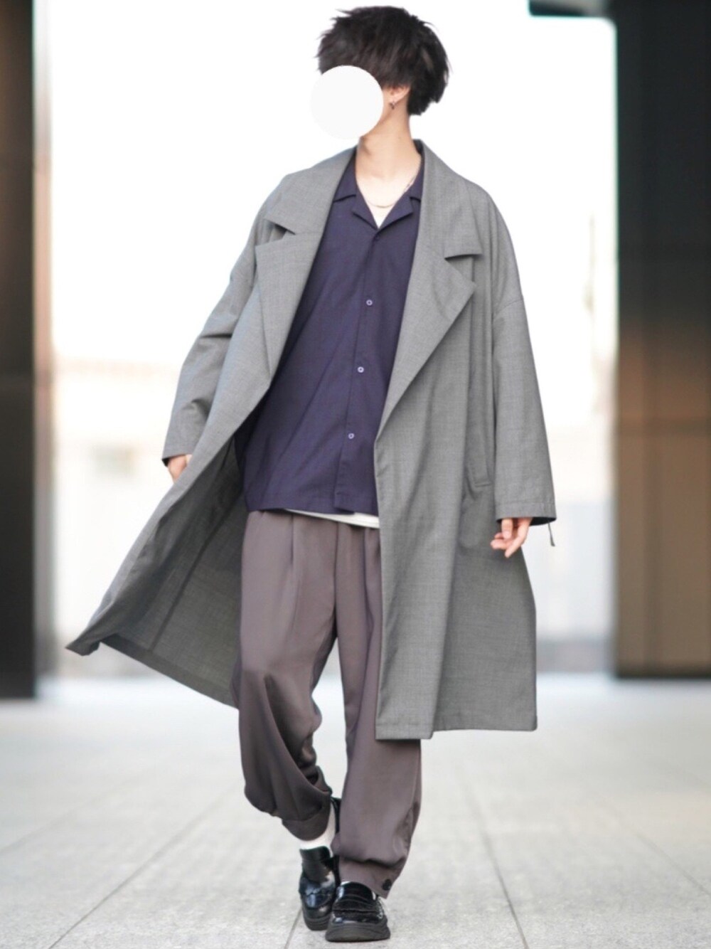 「春、グレー、ロングコート、オープンカラーシャツ、ドルマン、カフスパンツ、ローファー、ローファー×靴下、ゆるコーデ」｜「my beautiful landletの【my beautiful landlet】 worsted wool wide long coat（トレンチコート、グレー系）」を使った、とっしーさん（メンズ・184cm）の冬コーディネートの1枚目の写真