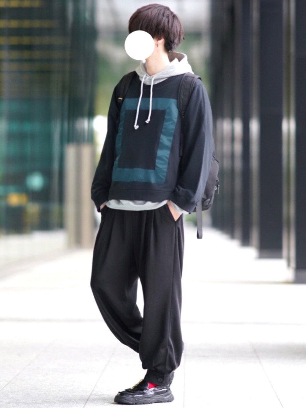 「シンプル、春」｜「DOOPZのアイテム（スウェット、ブラック系）」を使った、とっしーさん（メンズ・184cm）の春コーディネートの1枚目の写真