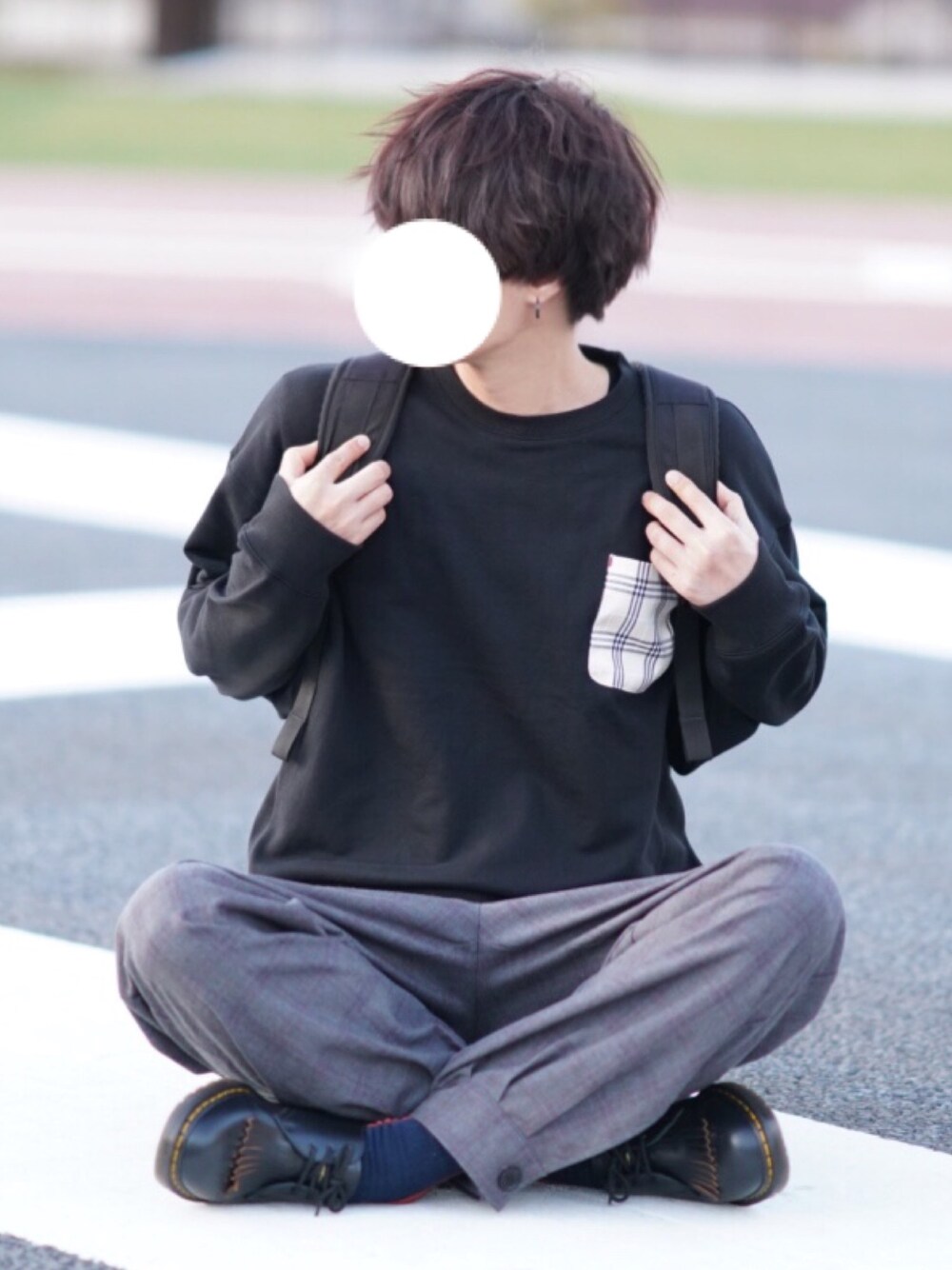 「春、デート、シンプル、スウェット、カフスパンツ、カフスイージーパンツ、ドクターマーチン、リュック、ゆるコーデ、カジュアル」｜「ZIP FIVEのインフルエンサー 【がらし】×【ZIPFIVE】 USA裏毛ポケットチェック使いドルマンBIGトレーナー（スウェット、ブラック系）」を使った、とっしーさん（メンズ・184cm）の春コーディネートの1枚目の写真