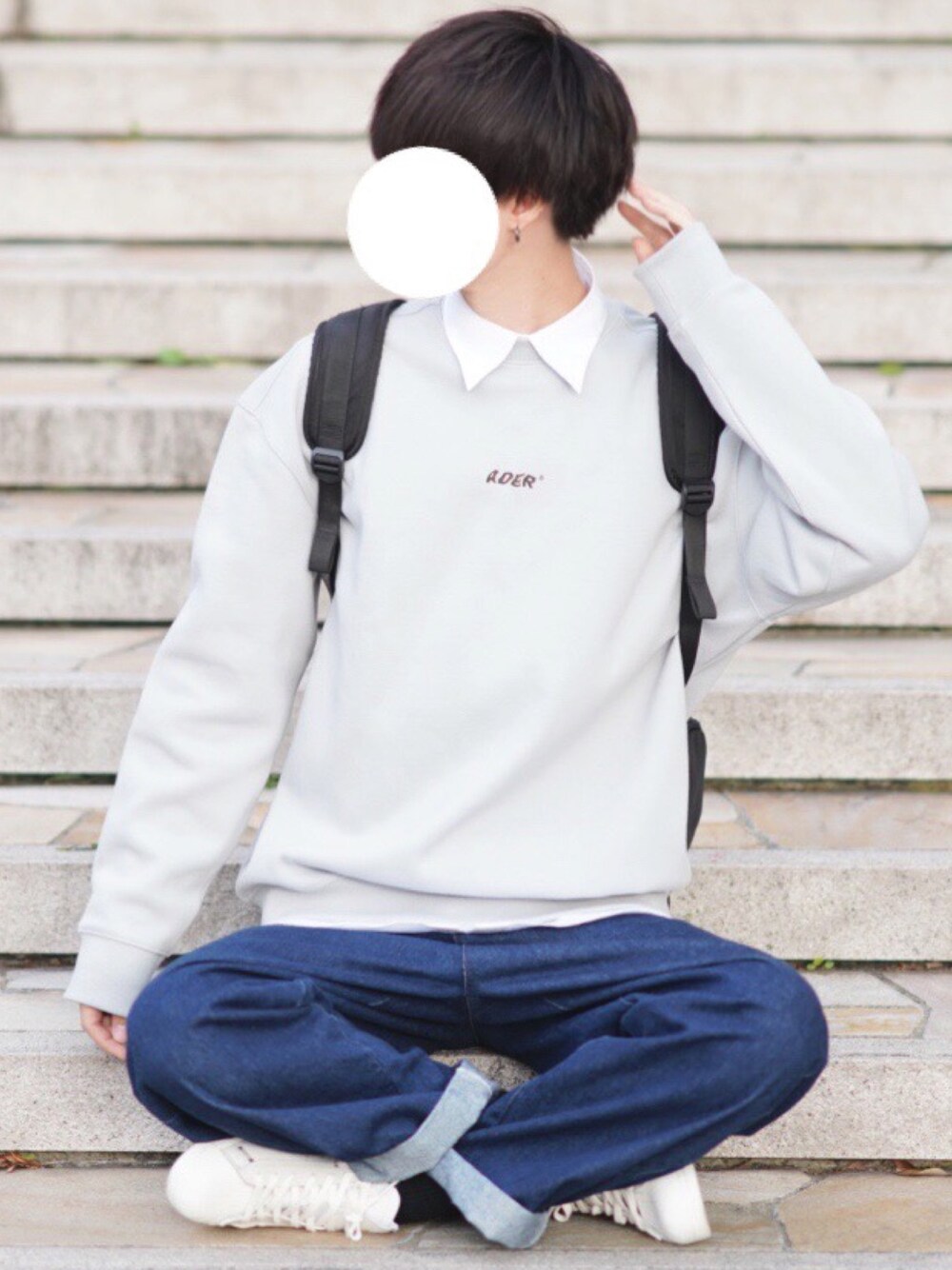 「シンプル、スウェット、白シャツ、デニム、ワイドパンツ、白スニーカー、ゆるコーデ、春コーデ」｜「ADER errorのアイテム（スウェット、グレー系）」を使った、とっしーさん（メンズ・184cm）の春コーディネートの1枚目の写真