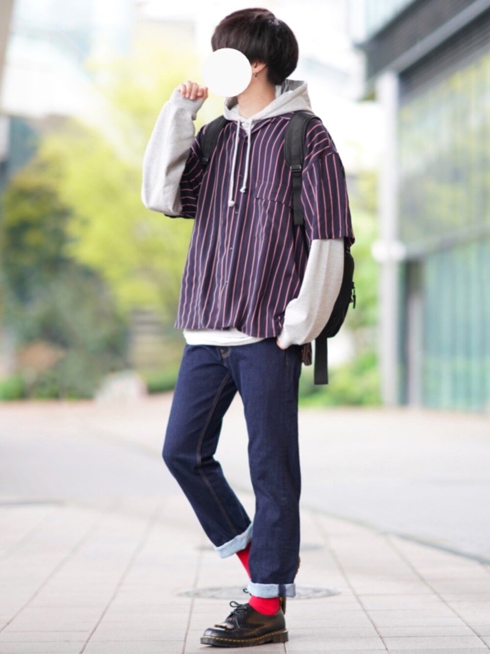 「シンプル、春コーデ、開襟シャツ、オープンカラーシャツ、パーカー、デニム、カジュアル」｜「EMMA CLOTHESのオーバーサイズ ストライプ/チェック柄 オープンカラーシャツ 半袖【ファッションインフルエンサーとっしー×EMMA CLOTHES 限定コラボ】（シャツ/ブラウス、その他）」を使った、とっしーさん（メンズ・184cm）の春コーディネートの1枚目の写真