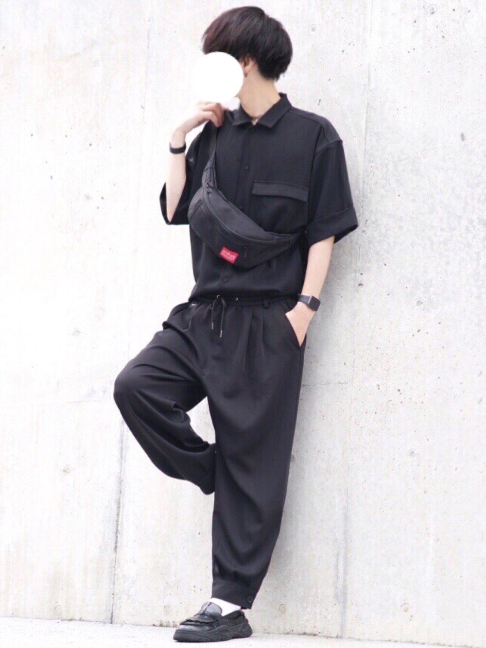 ブラック系のシャツ/ブラウス、ブラック系のその他パンツ、ブラック系のローファーを着用したメンズの夏コーディネートの1枚目の写真