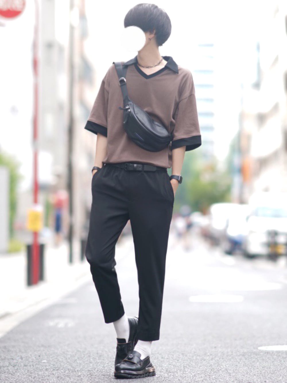 ブラウン系のポロシャツ、ブラック系のスラックス、ブラック系のローファーを着用したメンズの夏コーディネートの1枚目の写真