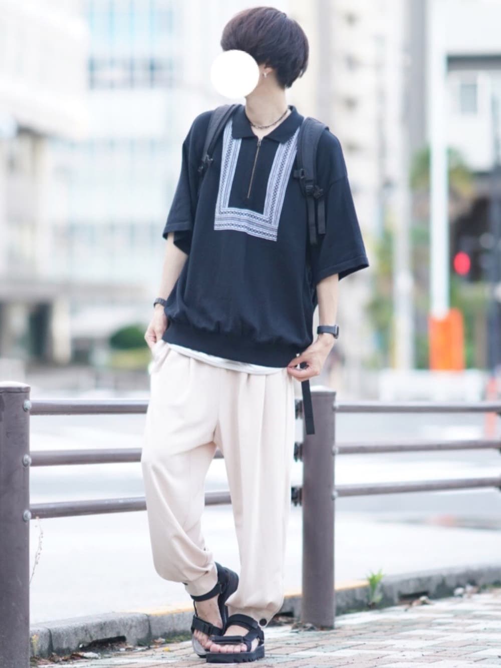 「シンプル、夏コーデ、ビッグシルエット、ラフ、ポロシャツ、ワイドパンツ、カフスイージーパンツ、ゆるコーデ」｜「BEAMS TのCrepuscule × BEAMS T / 別注 Zip Polo Shirt（ポロシャツ、ブラック系）」を使った、とっしーさん（メンズ・184cm）の夏コーディネートの1枚目の写真