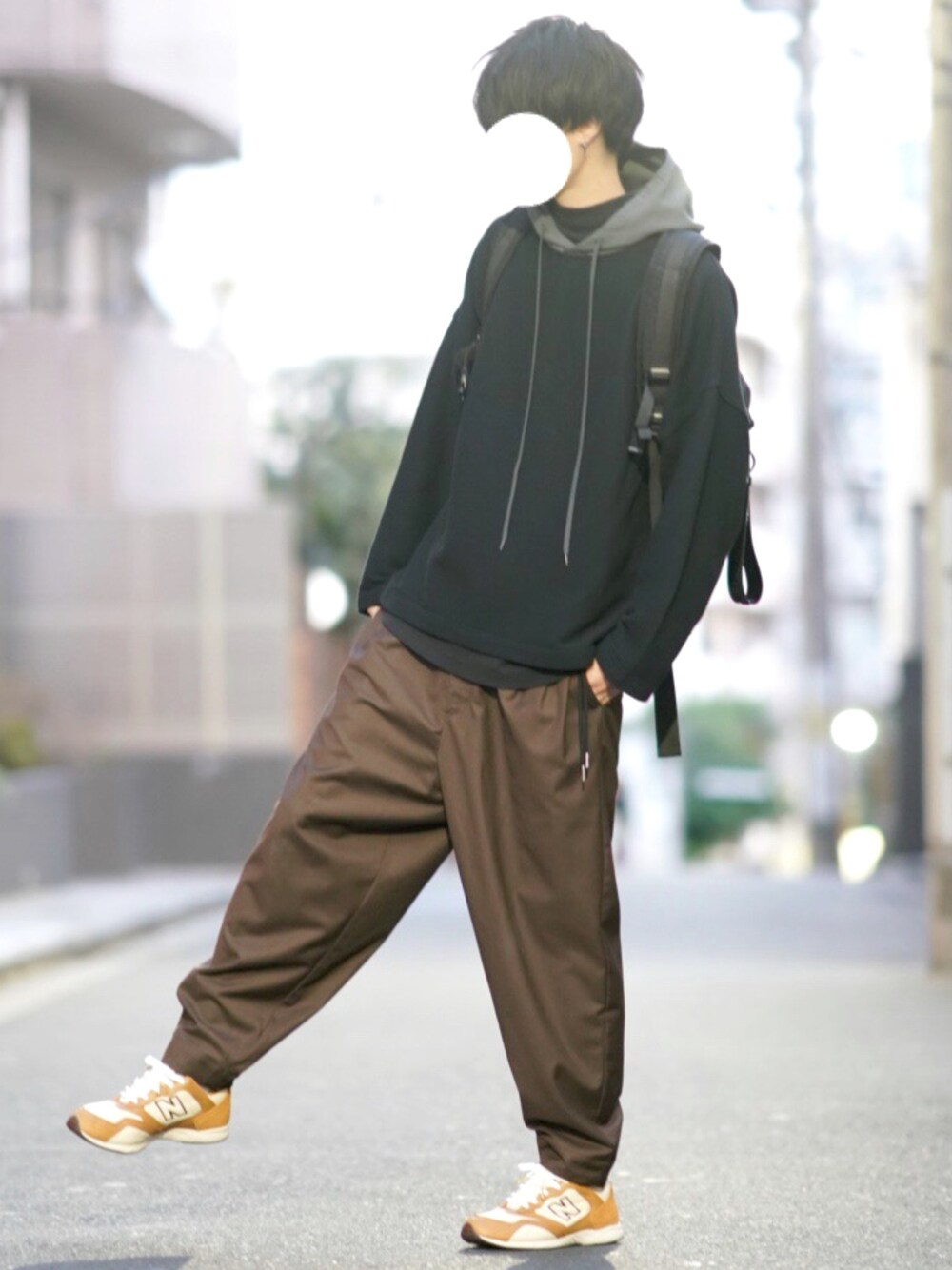 「大人カジュアル、秋冬コーデ、パーカー、タートルネック、バルーンパンツ、スニーカー、レイヤードスタイル、ゆるコーデ」｜「DOOPZのDOOPZ　カラースキームフーディー（パーカー、ブラック系）」を使った、とっしーさん（メンズ・184cm）の秋コーディネートの1枚目の写真