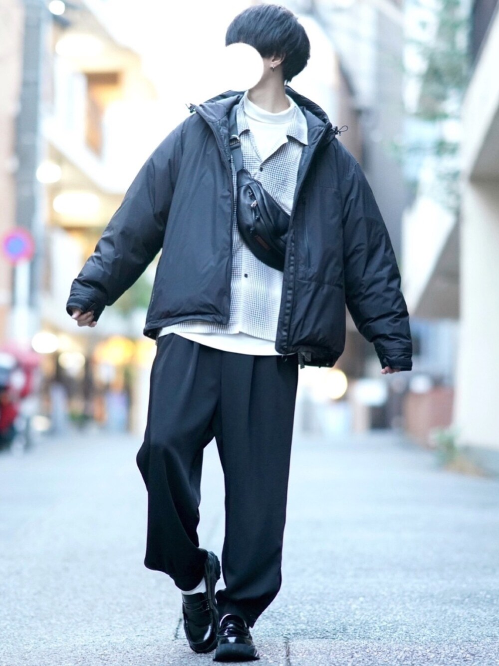 「年末WEAR感謝祭、オトナカジュアル、オーバーサイズ、ダウンジャケット、オープンカラーシャツ、タートルネック、カフスイージーパンツ、ローファー、ボディバッグ、シンプル」｜「DOOPZのDOOPZ リングジップフードダウンジャケット（ダウンジャケット/コート、ブラック系）」を使った、とっしーさん（メンズ・184cm）の冬コーディネートの1枚目の写真