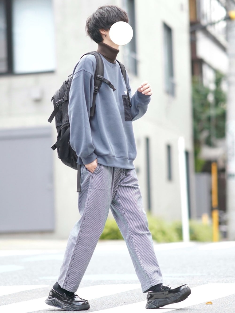 「冬コーデ、オーバーサイズ、GU、GUコーデ、スウェット、タートルネック、シェフパンツ、ヒッコリー、ローファー」｜「GUのアイテム（スウェット、ブルー系）」を使った、とっしーさん（メンズ・184cm）の冬コーディネートの1枚目の写真