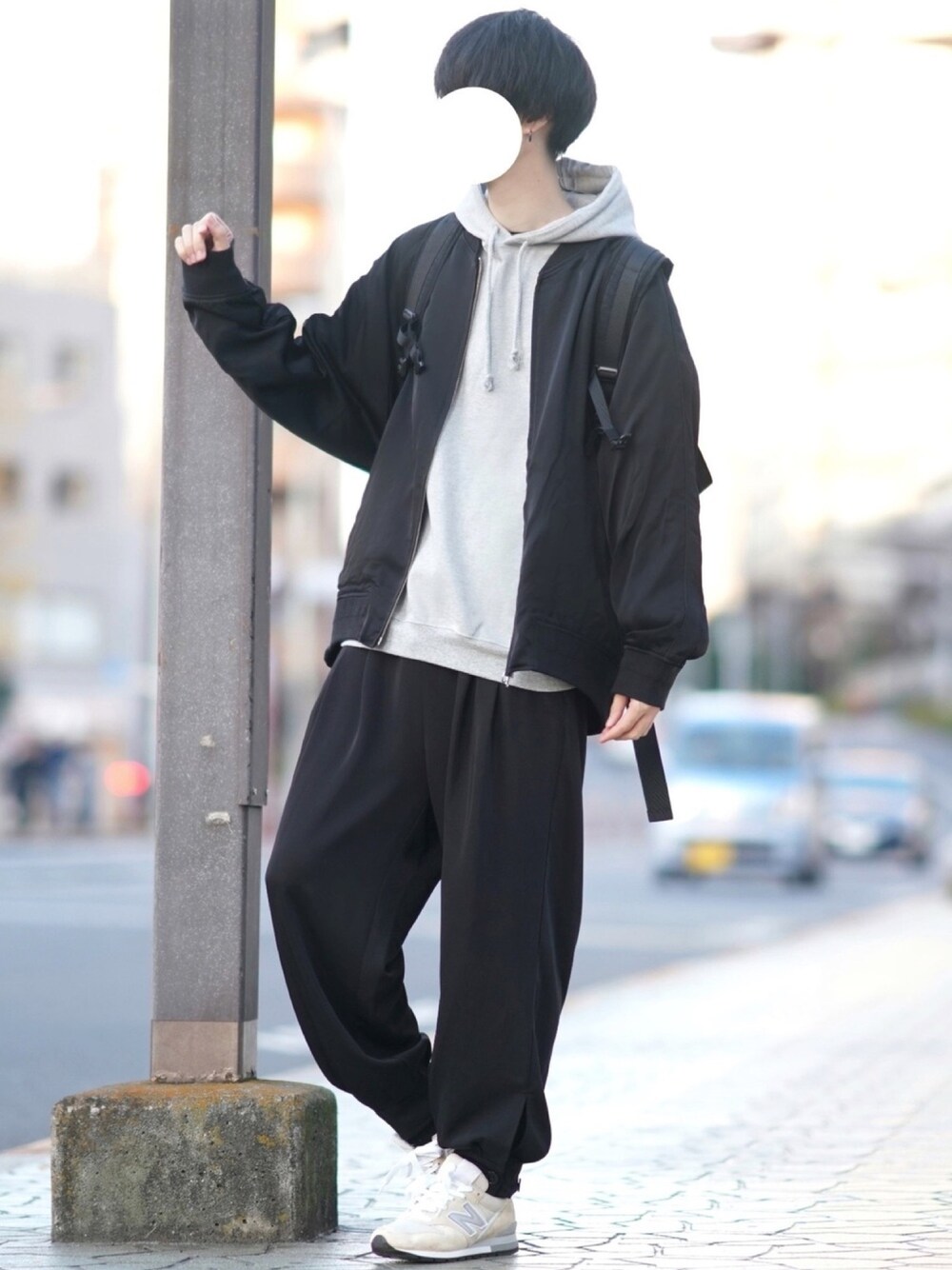 「ブラック、シンプル、ブルゾン、スカジャン、パーカー、カフスイージーパンツ、スニーカーコーデ、ゆるコーデ」｜「DOOPZのDOOPZ ラインスリーブスーベニアジャケット（スカジャン、ブラック系）」を使った、とっしーさん（メンズ・184cm）の冬コーディネートの1枚目の写真