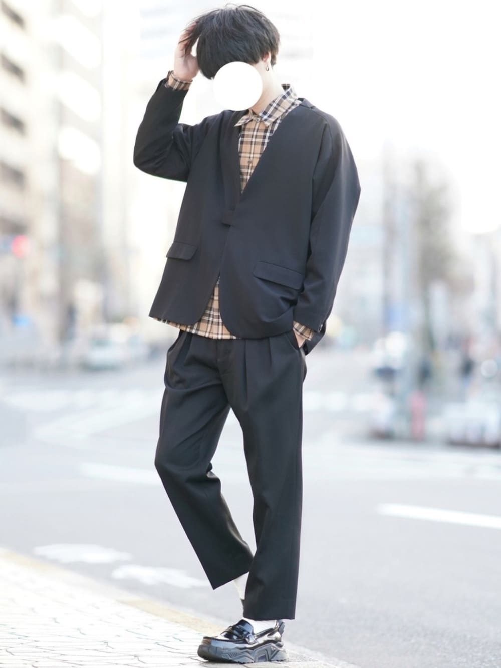 「春、休日コーデ、セットアップ、チェックシャツ、シンプル、デート」｜「Dulcamaraの2020春夏　よそいきハーフカラーJK-P -YOSOIKI-（テーラードジャケット、ブラック系）」を使った、とっしーさん（メンズ・184cm）の冬コーディネートの1枚目の写真