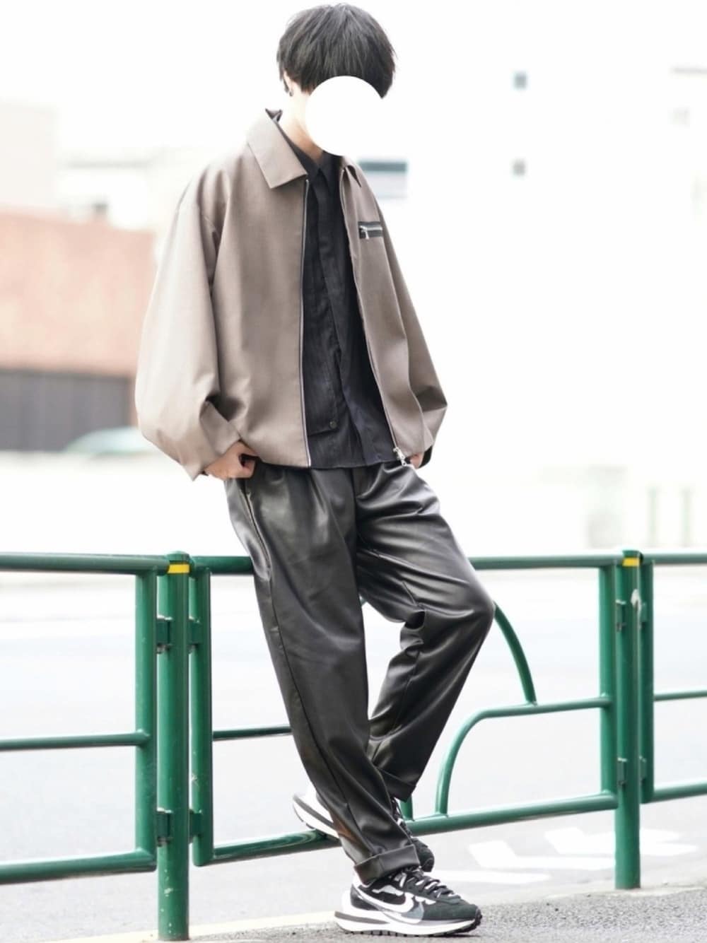 「シンプルコーデ、春服、ドリズラージャケット、レザーパンツ、スニーカー、大人コーデ、オトナカジュアル、春めきシューズ」｜「DOOPZのDOOPZ　ルーズスリーブジップブルゾン（ブルゾン、ベージュ系）」を使った、とっしーさん（メンズ・184cm）の春コーディネートの1枚目の写真