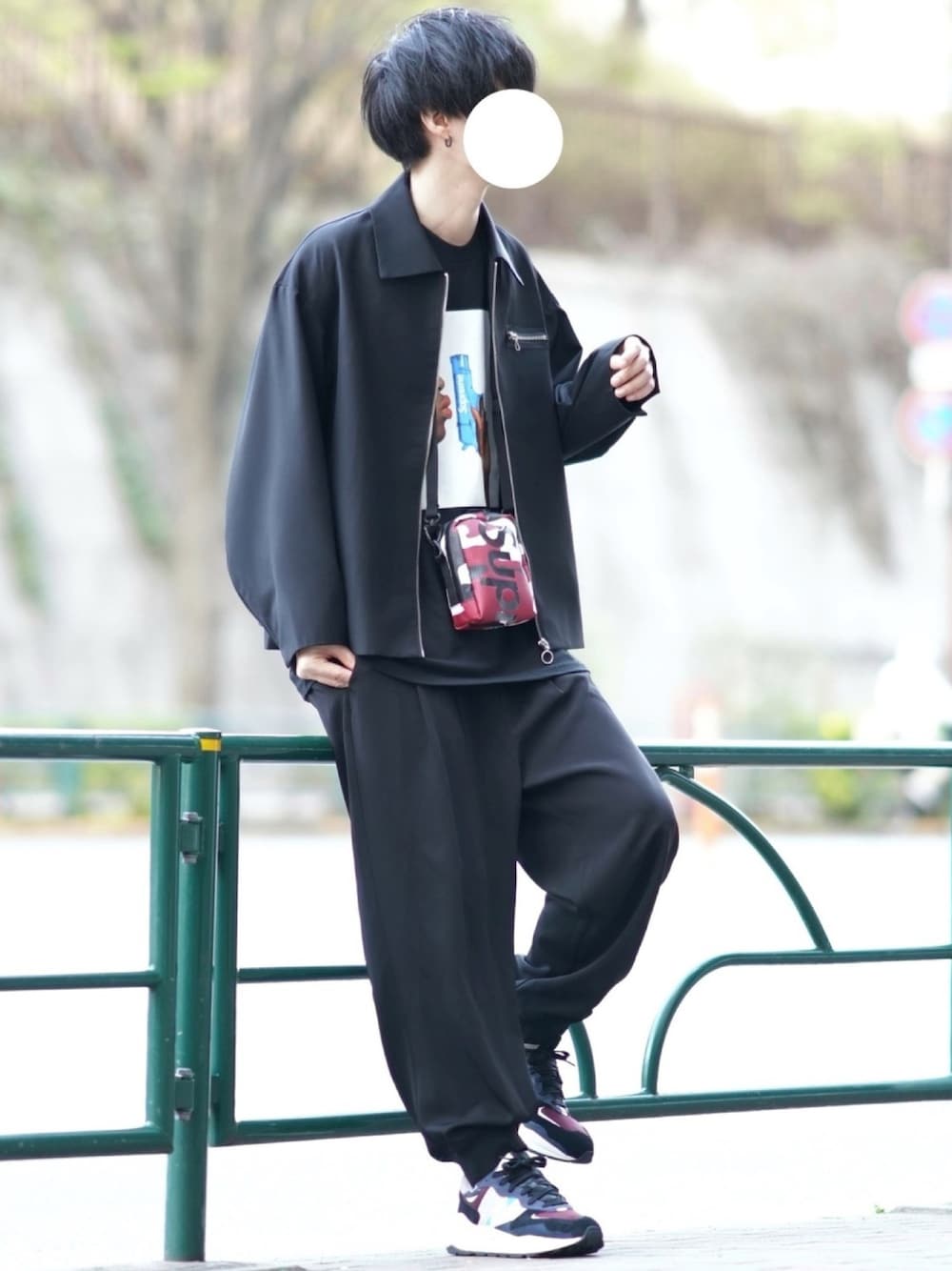 「シンプルコーデ、春コーデ、ストリートモード、大人カジュアル、ワイドパンツ、カフスイージーパンツ、モノトーン、supreme、ニューバランス、ゆるコーデ」｜「DOOPZのDOOPZ　ルーズスリーブジップブルゾン（ブルゾン、ブラック系）」を使った、とっしーさん（メンズ・184cm）の春コーディネートの1枚目の写真
