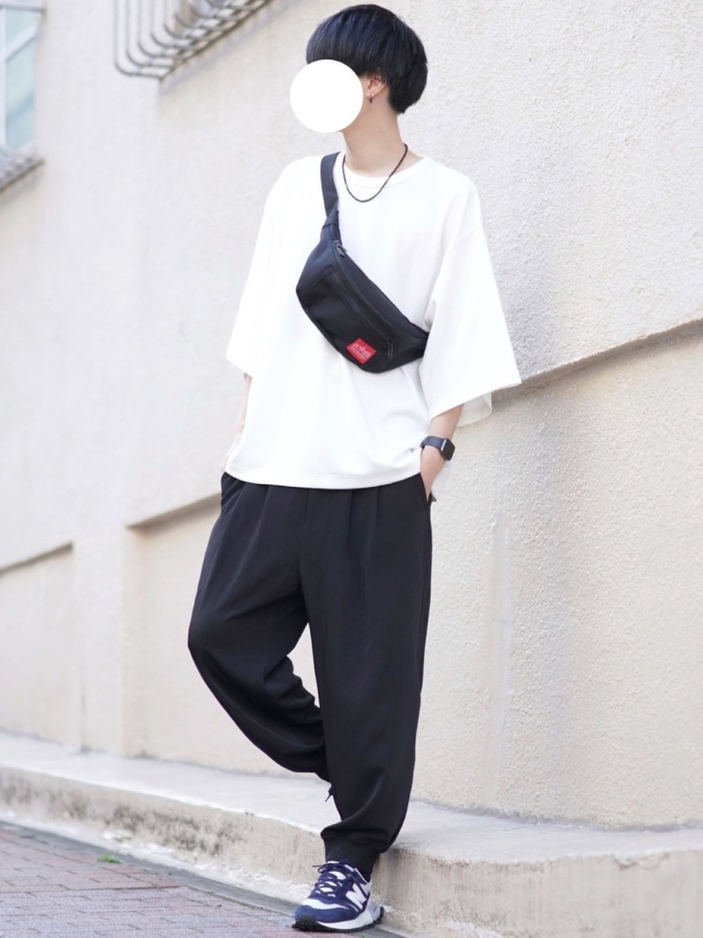 「休日コーデ、白Tシャツ、リブイージーパンツ、主役はカラーパンツ、ゆるコーデ」｜「DOOPZのDOOPZ ポンチルーズスリーブカットソー（Tシャツ/カットソー、ホワイト系）」を使った、とっしーさん（メンズ・184cm）の春コーディネートの1枚目の写真