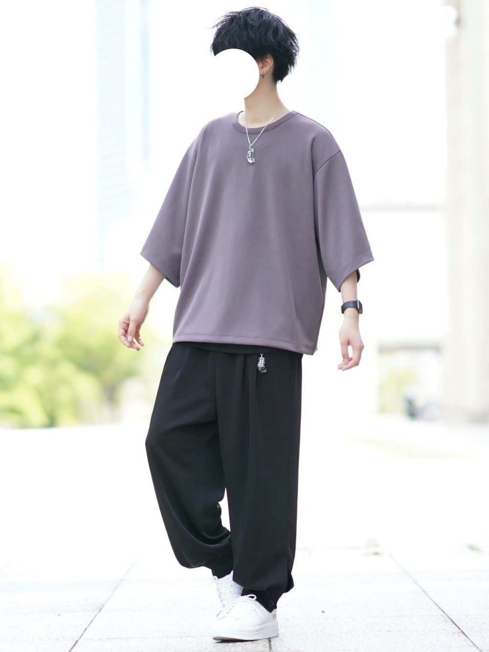 「ゆるコーデ、Tシャツ、５分袖、カフスイージーパンツ、白スニーカー、シンプル、カジュアル」｜「DOOPZのDOOPZ ポンチルーズスリーブカットソー（Tシャツ/カットソー、グレー系）」を使った、とっしーさん（メンズ・184cm）の春コーディネートの1枚目の写真