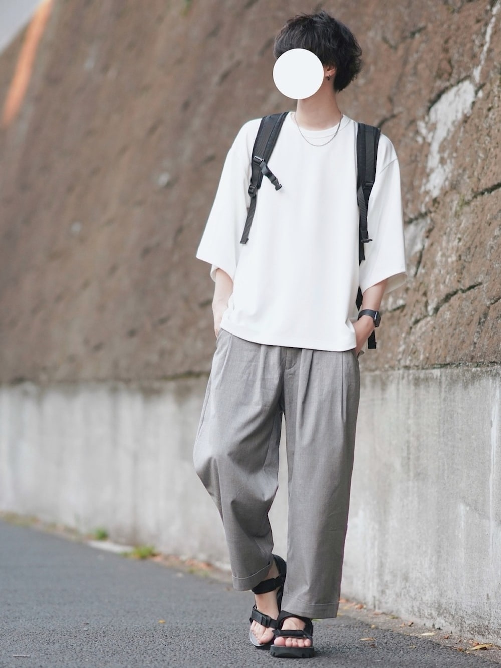 「シンプルコーデ、夏コーデ、オーバーサイズ、オトナカジュアル、休日スタイル、Tシャツ、ワイドパンツ、サンダル、ゆるコーデ」｜「DOOPZのDOOPZ ポンチルーズスリーブカットソー（Tシャツ/カットソー、ホワイト系）」を使った、とっしーさん（メンズ・184cm）の夏コーディネートの1枚目の写真