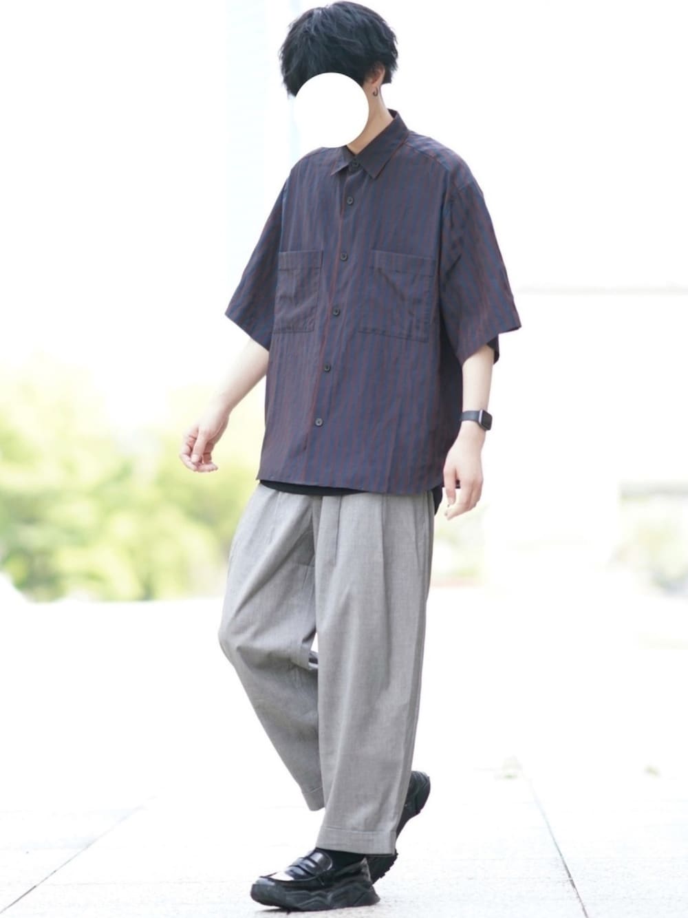 「シンプルコーデ、休日スタイル、大人カジュアル、ストライプ、ストライプシャツ、テーパードパンツ、夏コーデ」｜「DOOPZのDOOPZ Wrinkle air stripe shirt リンクルエアストライプシャツ（シャツ/ブラウス、ブラウン系）」を使った、とっしーさん（メンズ・184cm）の春コーディネートの1枚目の写真
