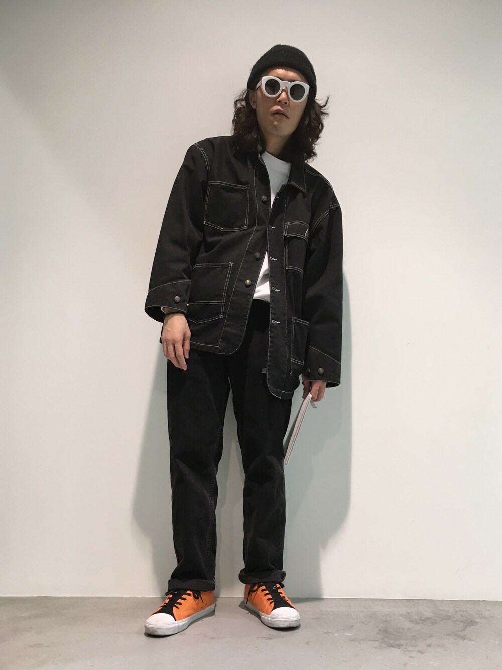 「スケータースタイル、ストリート、黒」｜「STUSSYのアイテム（デニムジャケット、ブラック系）」を使った、KOさん（メンズ・175cm）の春コーディネートの1枚目の写真