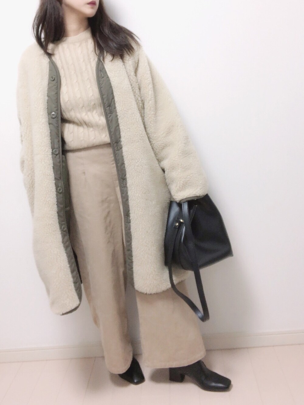 「ワントーンコーデ、ワイドパンツ、コーデュロイパンツ、ワントーン、ボアコート、シンプルコーデ、アルファインダストリーズ、ニット、ベージュ、ベージュコーデ」｜「Alpha Industriesの【ALPHA INDUSTRIES】別注ボアキルトライナー（その他アウター、グリーン系）」を使った、コマじろうさん（レディース・149cm）の冬コーディネートの1枚目の写真