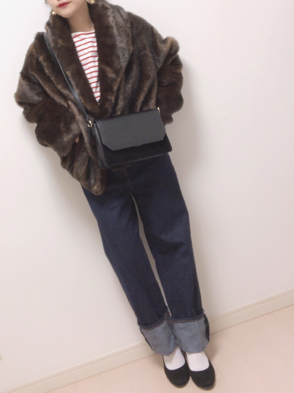 「ファーコート、シンプル、ボーダー、ロールアップデニム、くつした×パンプス、靴下、パンツスタイル、大人ガーリー、冬コーデ、ファー」｜「earth music&ecologyのCOTTON USAデニムパンツ(ストレート) ○（その他パンツ、ブルー系）」を使った、コマじろうさん（レディース・149cm）の冬コーディネートの1枚目の写真