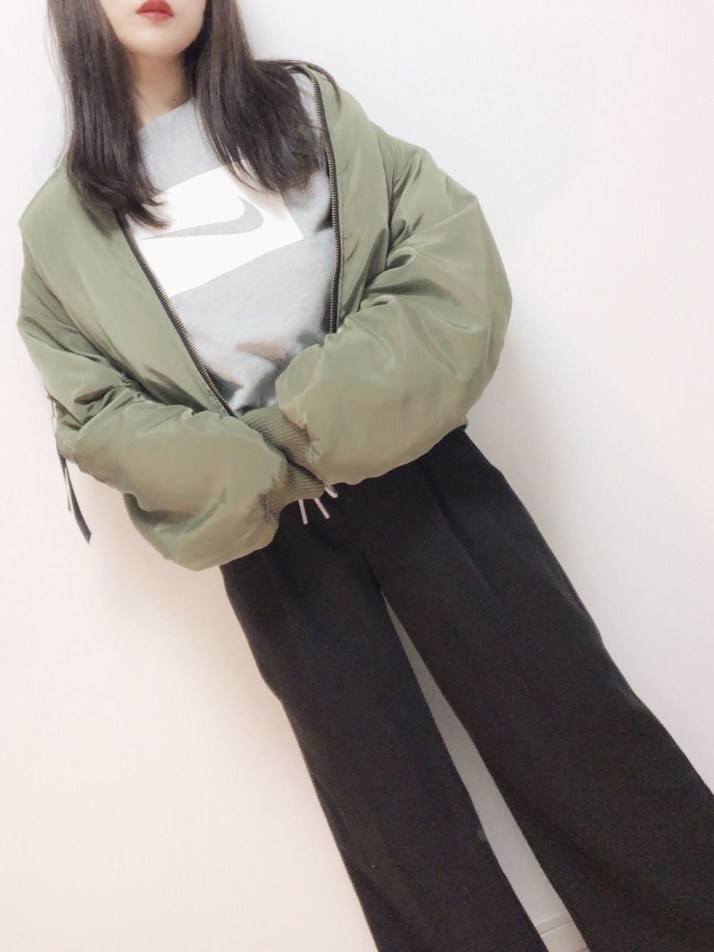 「MA-1、シンプルコーデ、ワイドパンツ、トレーナー、NIKE、スエット、スポーツミックス、ラクチンコーデ、ラフ、プチプラ」｜「GUの（GU）イージーワイドクロップドパンツ（パンツ、ブラック系）」を使った、コマじろうさん（レディース・149cm）の春コーディネートの1枚目の写真