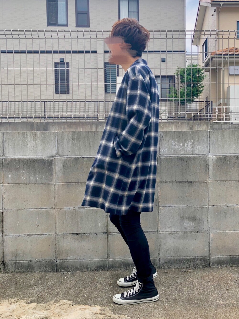 ブルー系のジャケット/アウター、ホワイト系のTシャツ/カットソー、ブラック系のその他パンツを着用したメンズの秋コーディネートの1枚目の写真