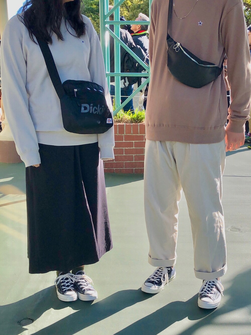 ブラウン系のスウェット、ブラック系のボディバッグ/ウエストポーチ、ベージュ系のその他パンツを着用したメンズの秋コーディネートの1枚目の写真