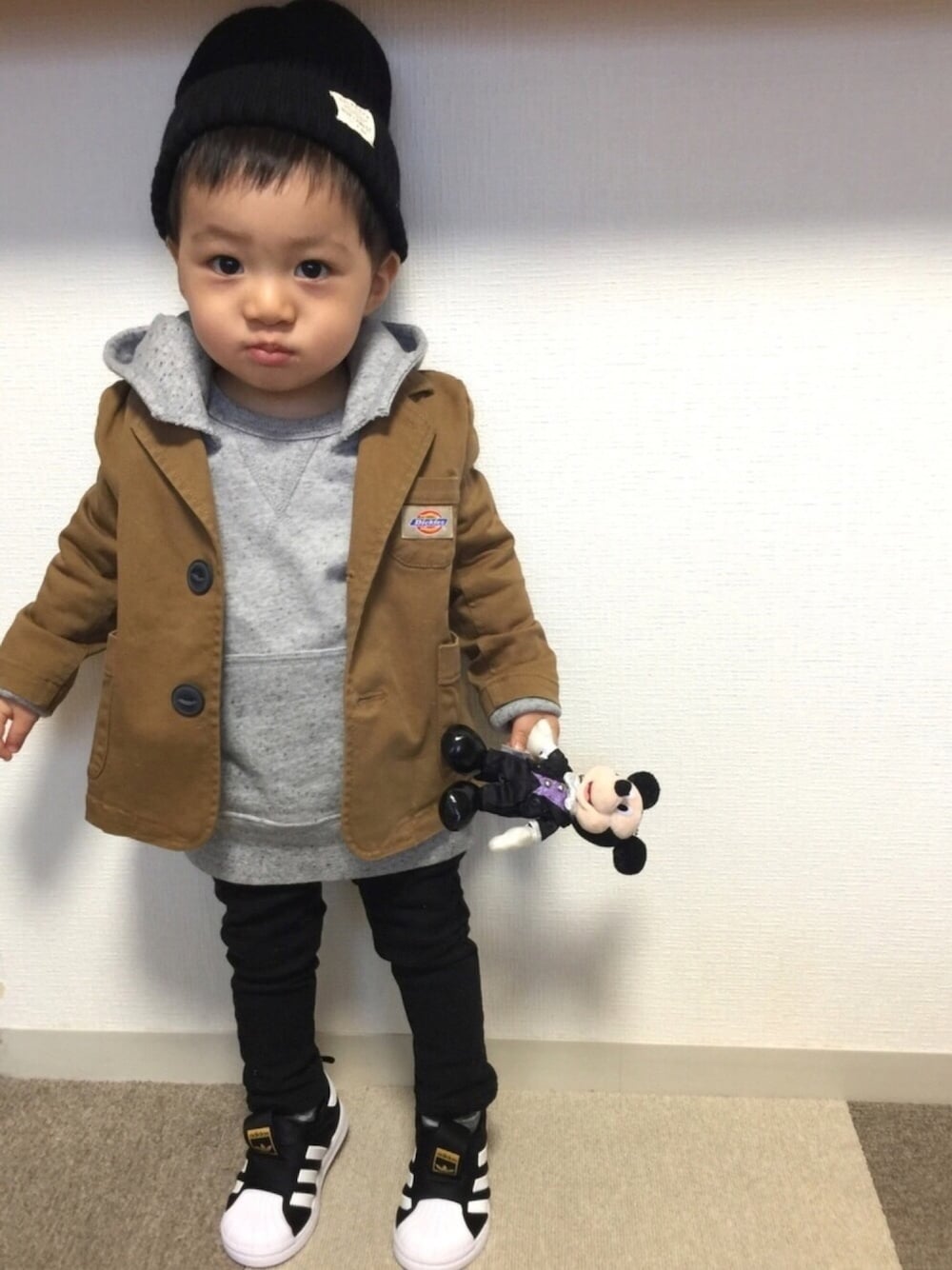 グレー系のパーカー、ブラック系のスニーカー、イエロー系のテーラードジャケットを着用したキッズの春コーディネートの1枚目の写真