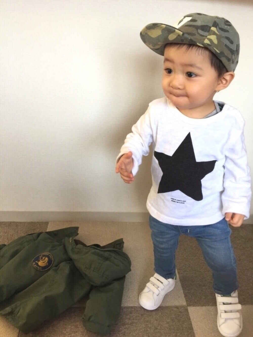 ブラック系のTシャツ/カットソー、ブルー系のデニムパンツ、ホワイト系のスニーカーを着用したキッズの春コーディネートの1枚目の写真