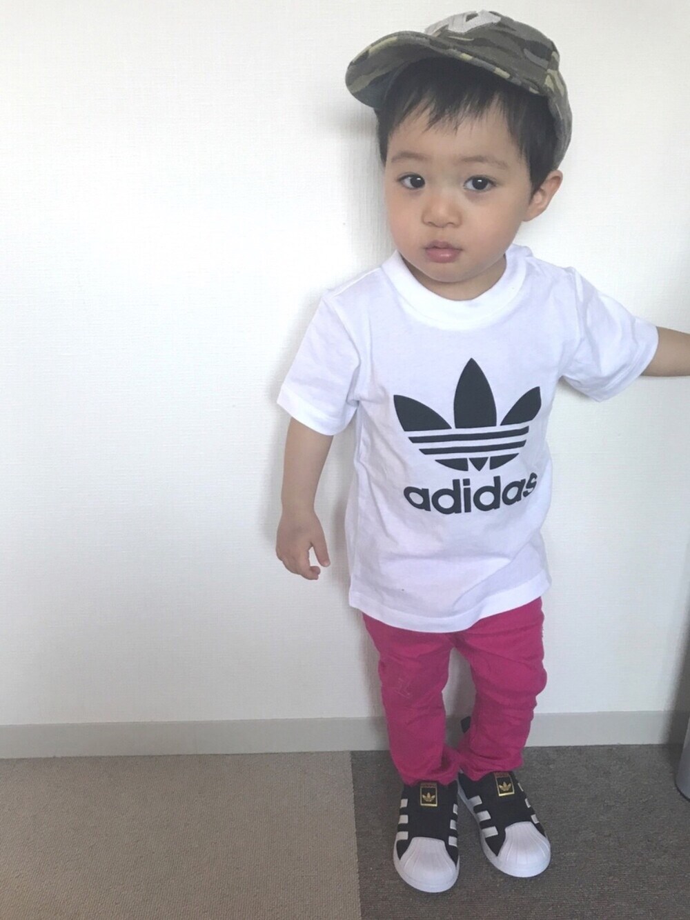 ホワイト系のTシャツ/カットソー、ピンク系のパンツ、ブラック系のスニーカーを着用したキッズの夏コーディネートの1枚目の写真