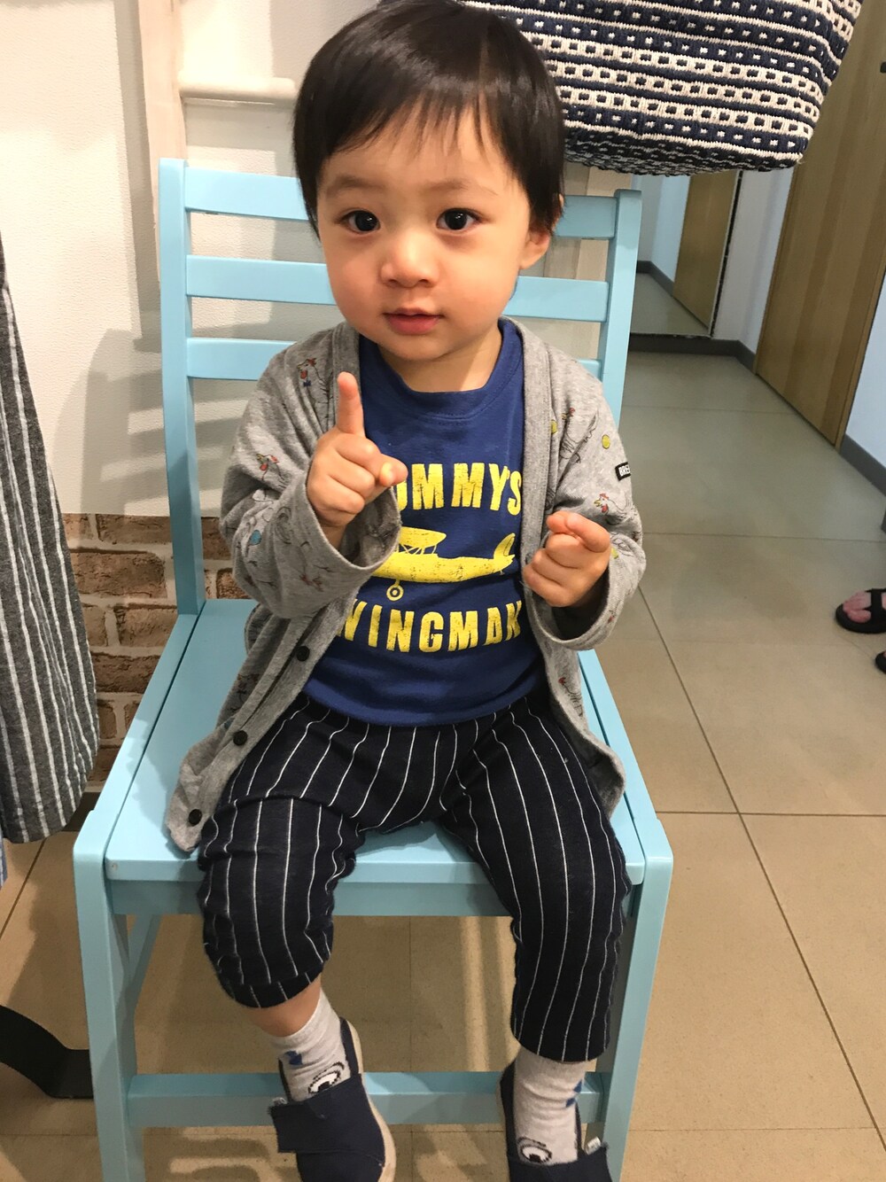 グレー系のカーディガン/ボレロ、ブルー系のその他シューズ、ブルー系のTシャツ/カットソーを着用したキッズの夏コーディネートの1枚目の写真