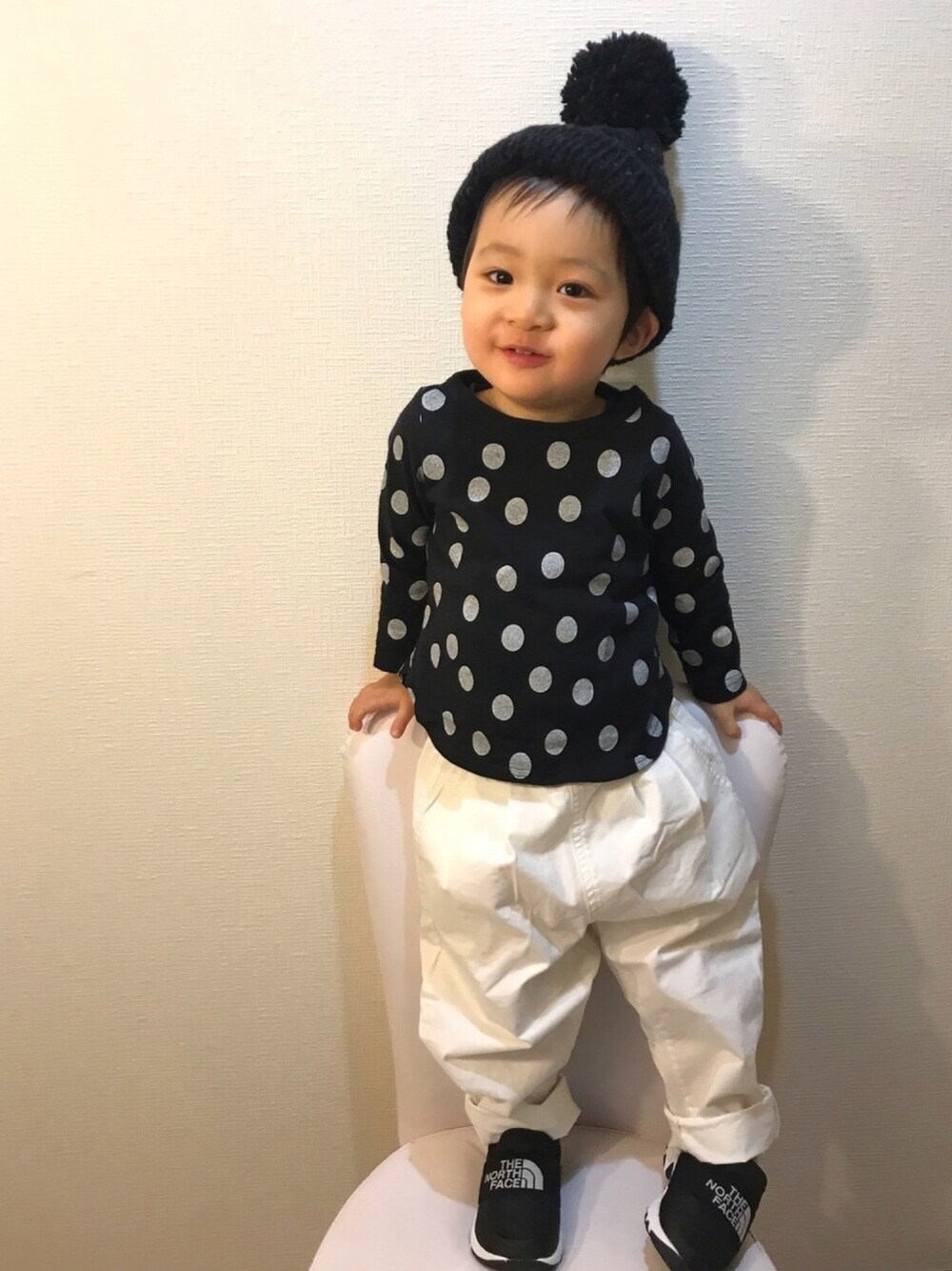ブラック系のTシャツ/カットソー、ホワイト系のその他パンツ、ブラック系のスニーカーを着用したキッズの春コーディネートの1枚目の写真